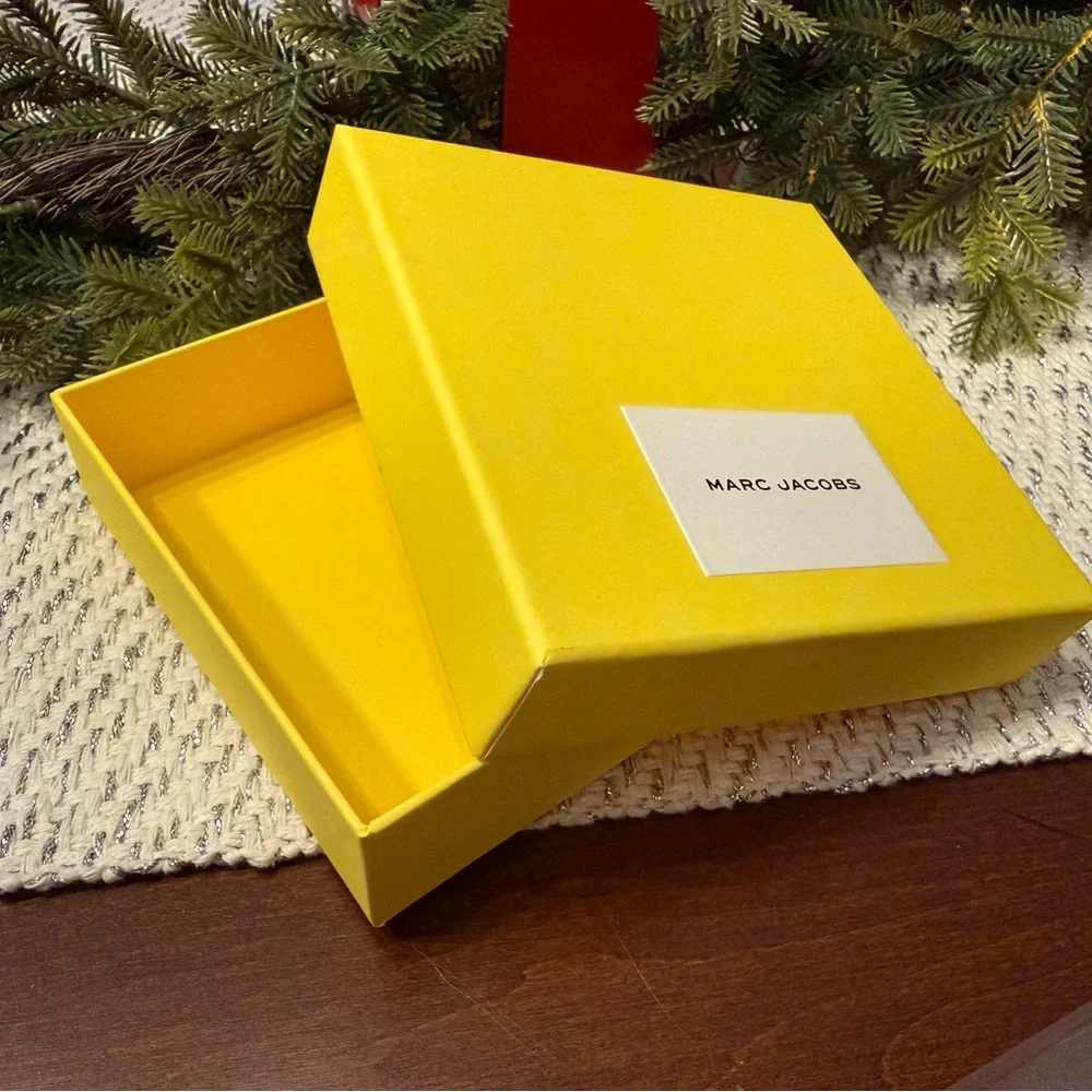 💛 MED Marc Jacobs gift box. 4.75 x 4.75 x 1.75 in. Iconic yellow, Authentic, new